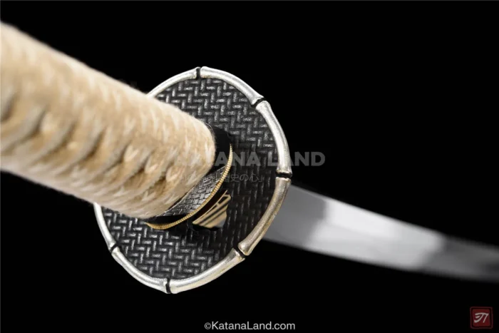 Shinju no Take sword showcasing Hamon