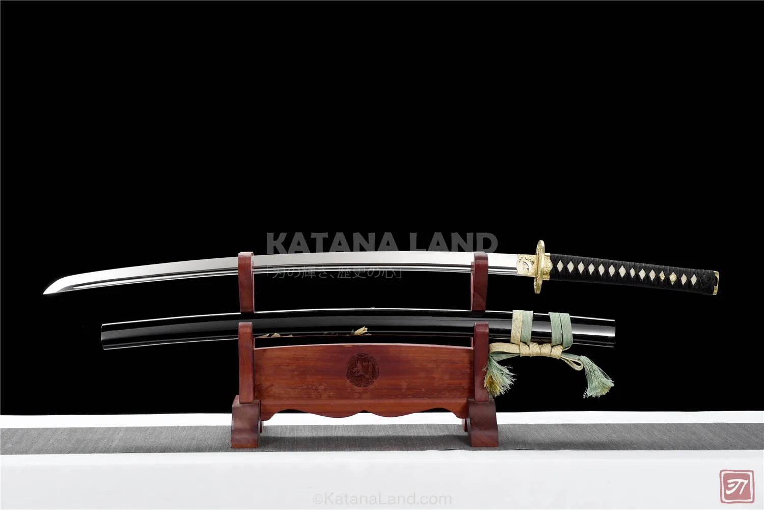 Black samurai katana featuring BO-HI and mirror finish