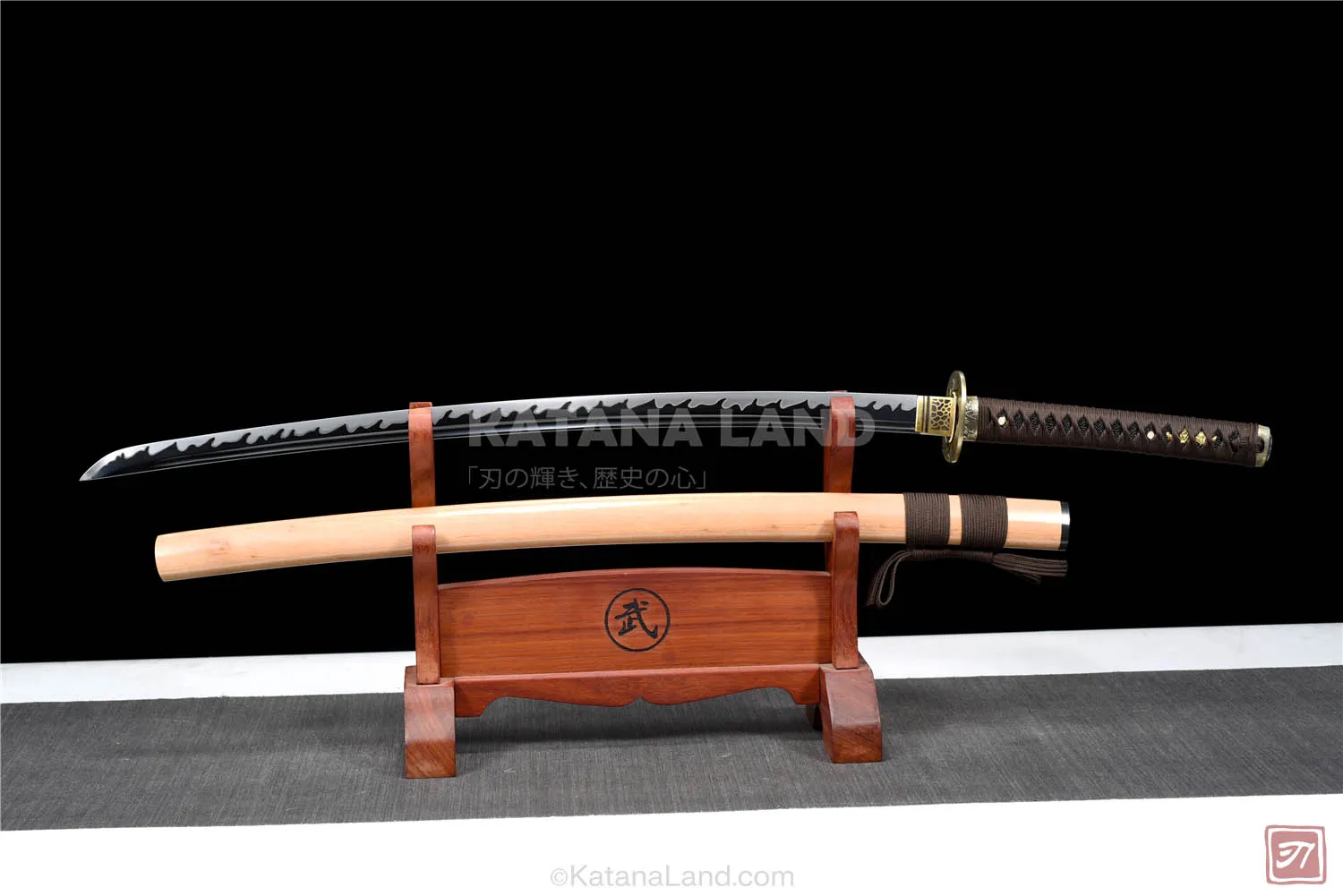 Yellow samurai katana featuring BO-HI