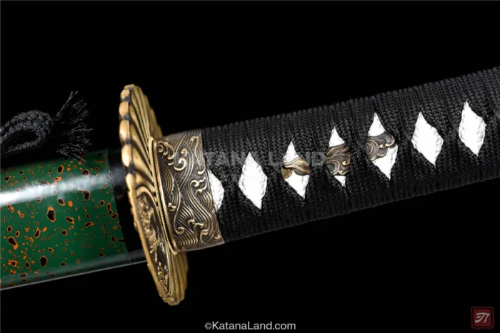 Beautiful green katana featuring traditional Hamon