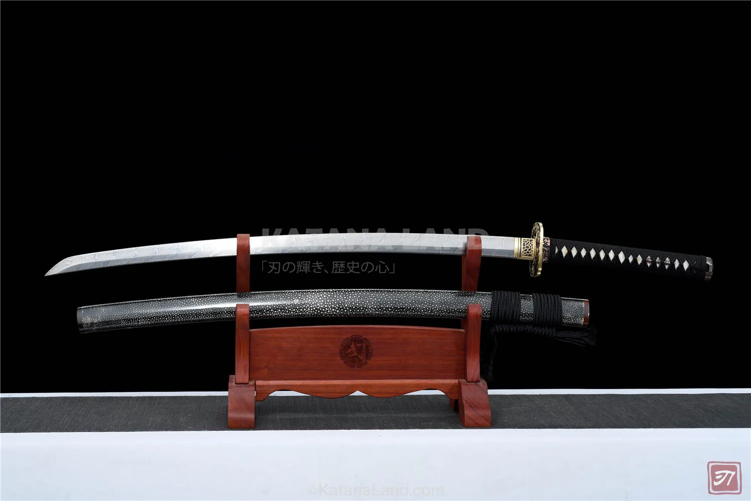 Gray samurai katana featuring Hamon pattern