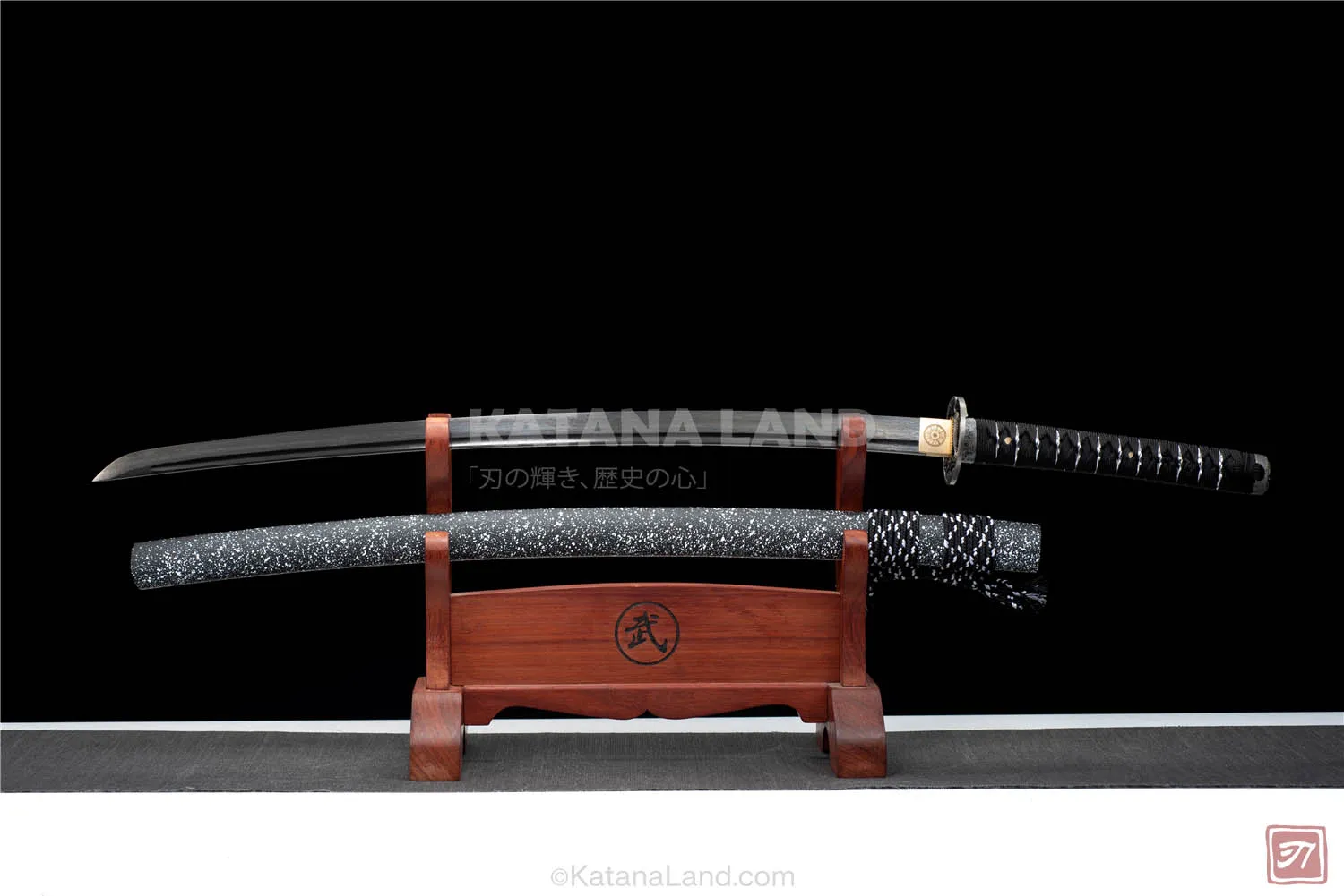 Gray Taka no Me samurai katana featuring BO-HI