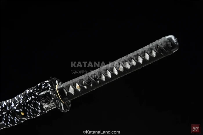 Beautifully designed katana with both BO-HI and Hamon patterns