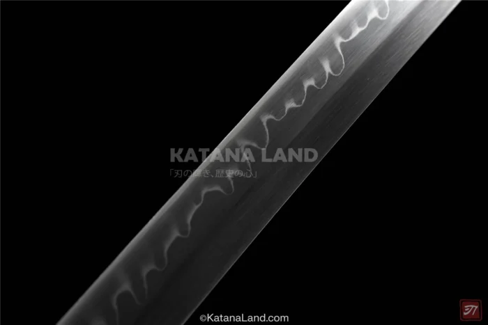 Elegant Fūrai-shin Katana with unique Hamon pattern