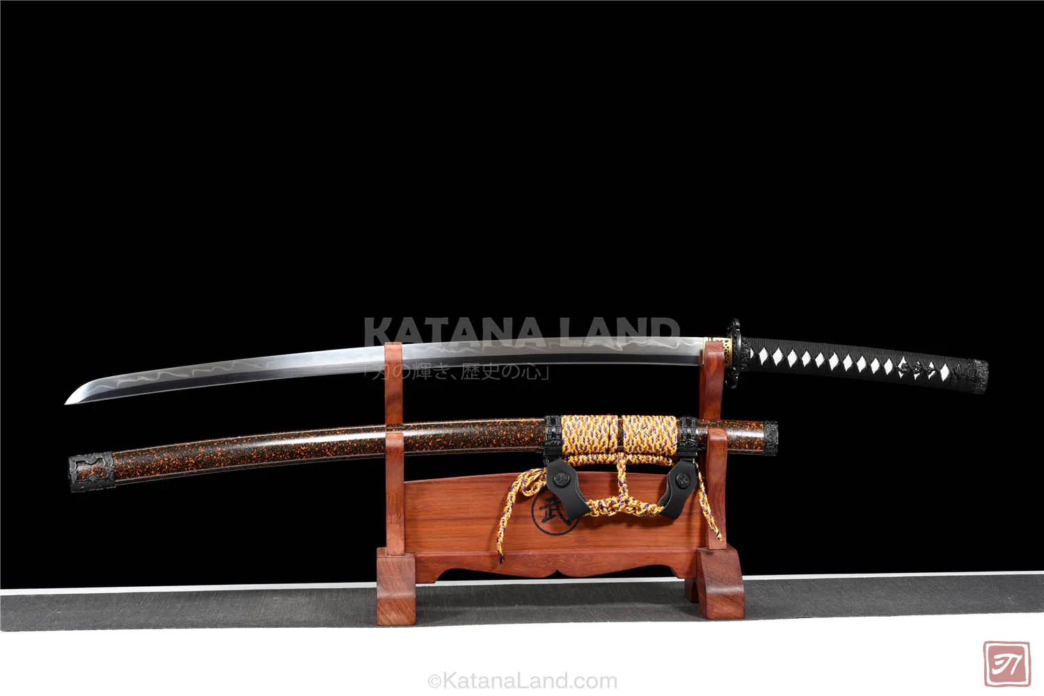 Gold samurai katana featuring unique Hamon