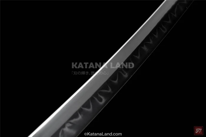 Hōgetsu katana featuring stunning Hamon pattern