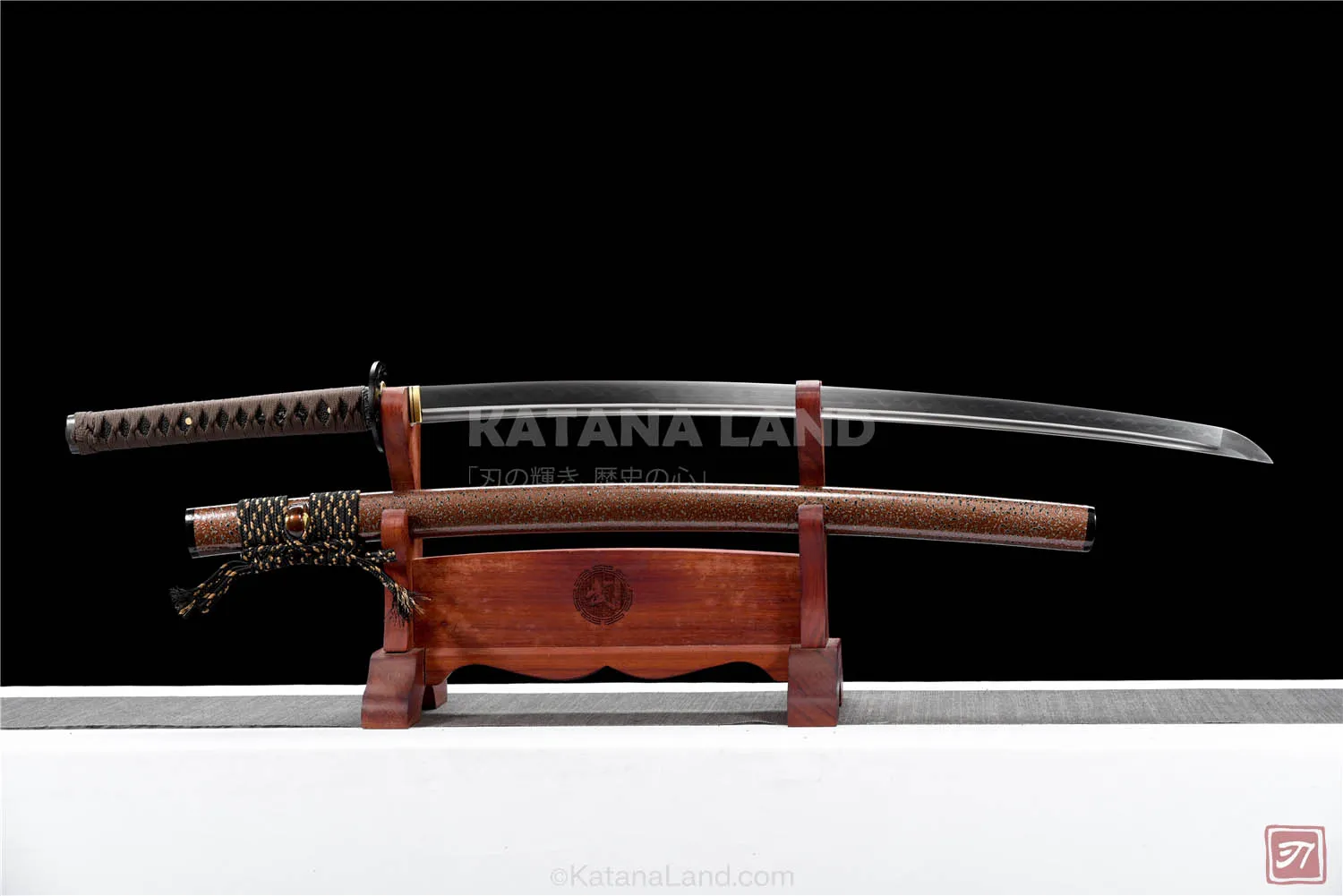 Green katana sword featuring BO-HI and Hamon