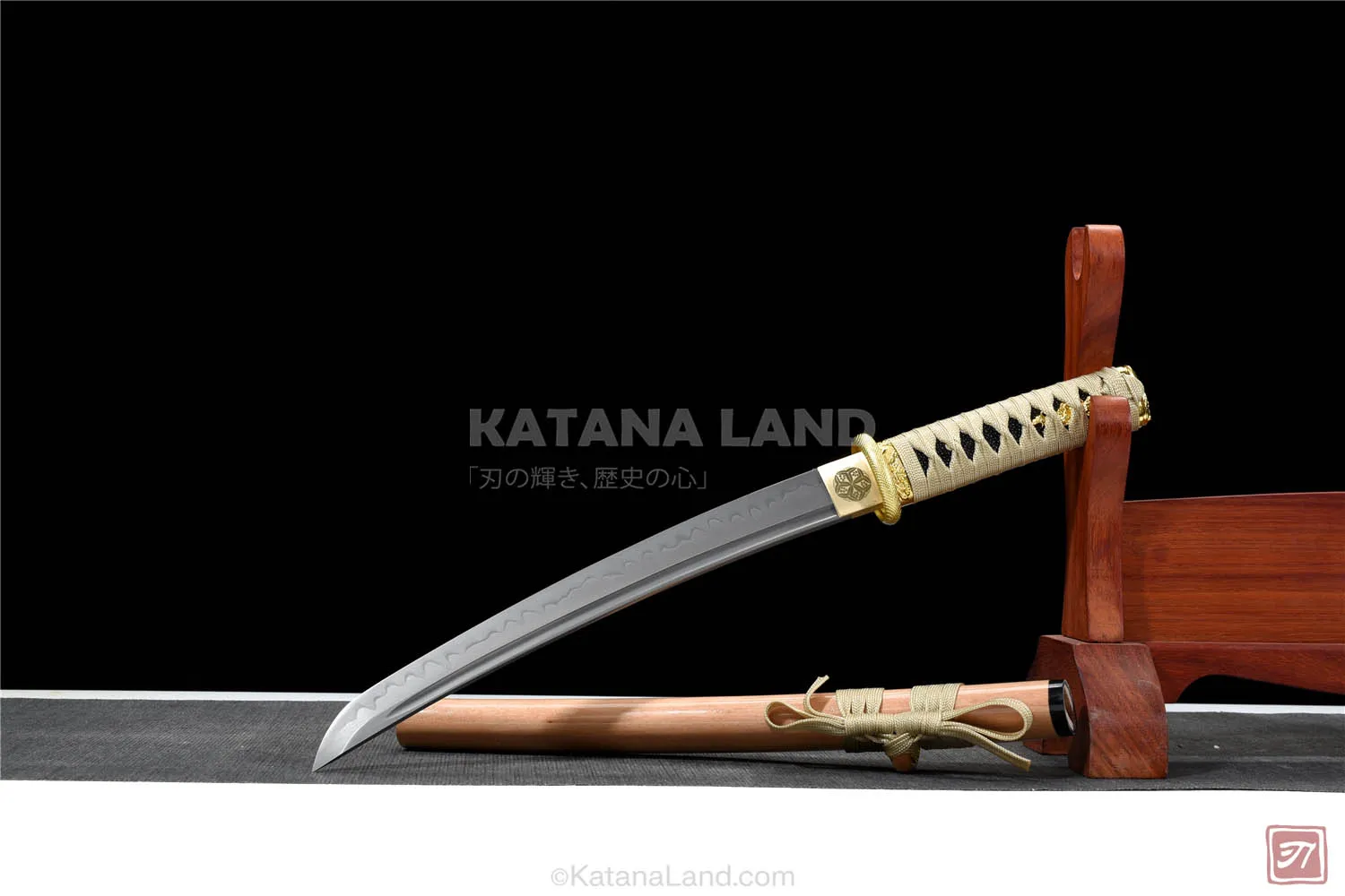 Green katana sword featuring BO-HI and Hamon