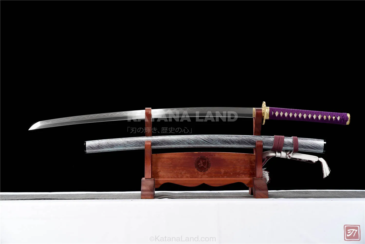 Gray katana sword featuring unique Hamon pattern