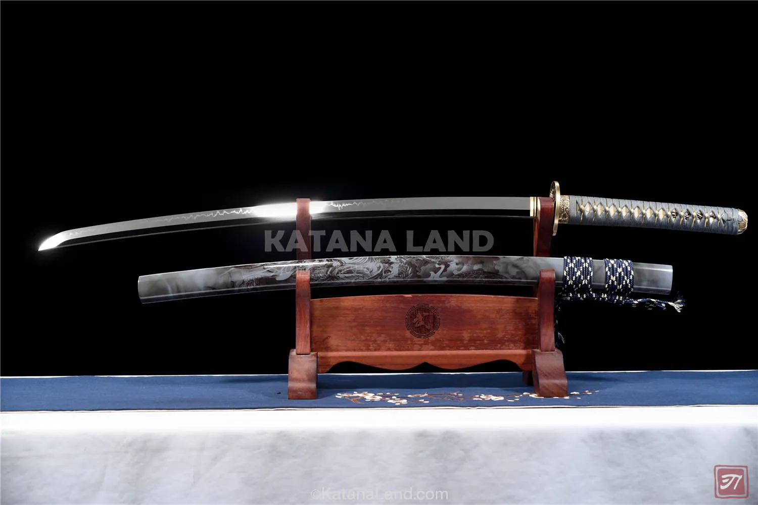 Gray samurai katana featuring hamon