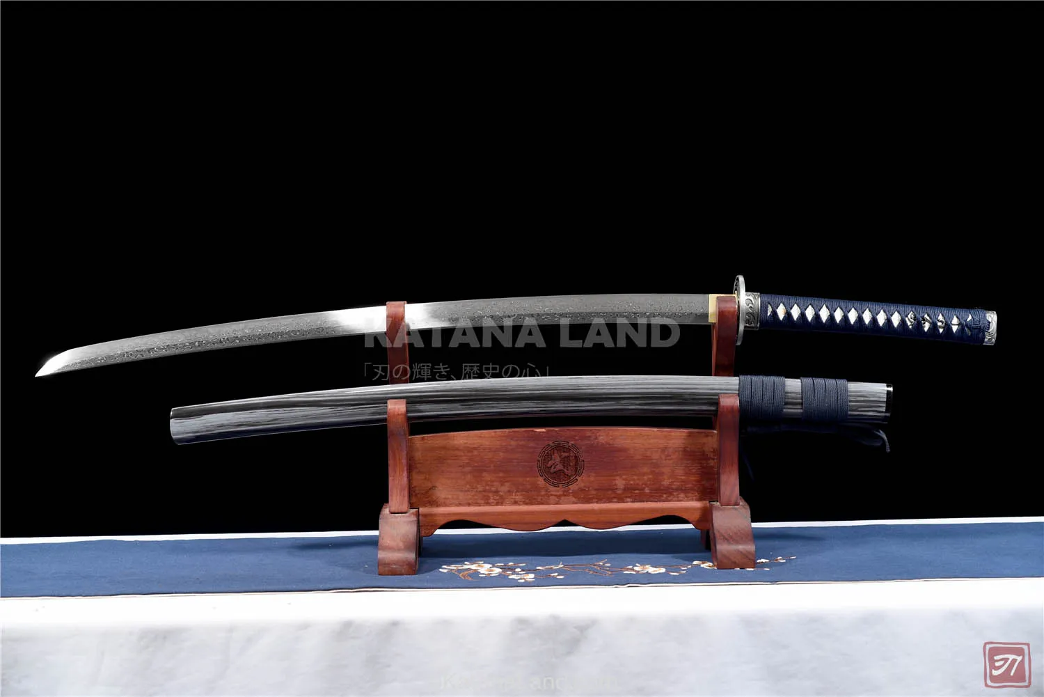 Gray katana sword featuring unique Hamon