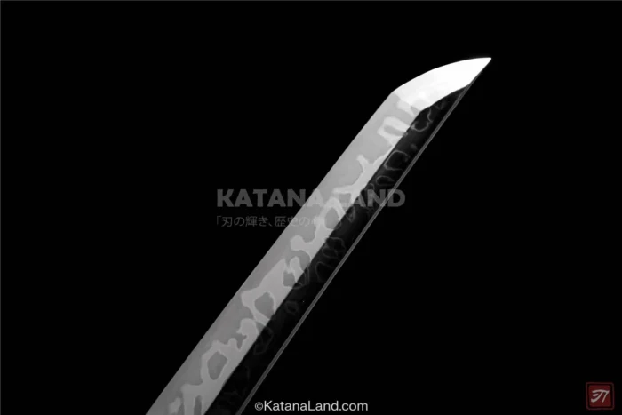 Unique hamon pattern on Kinjou Tachi katana