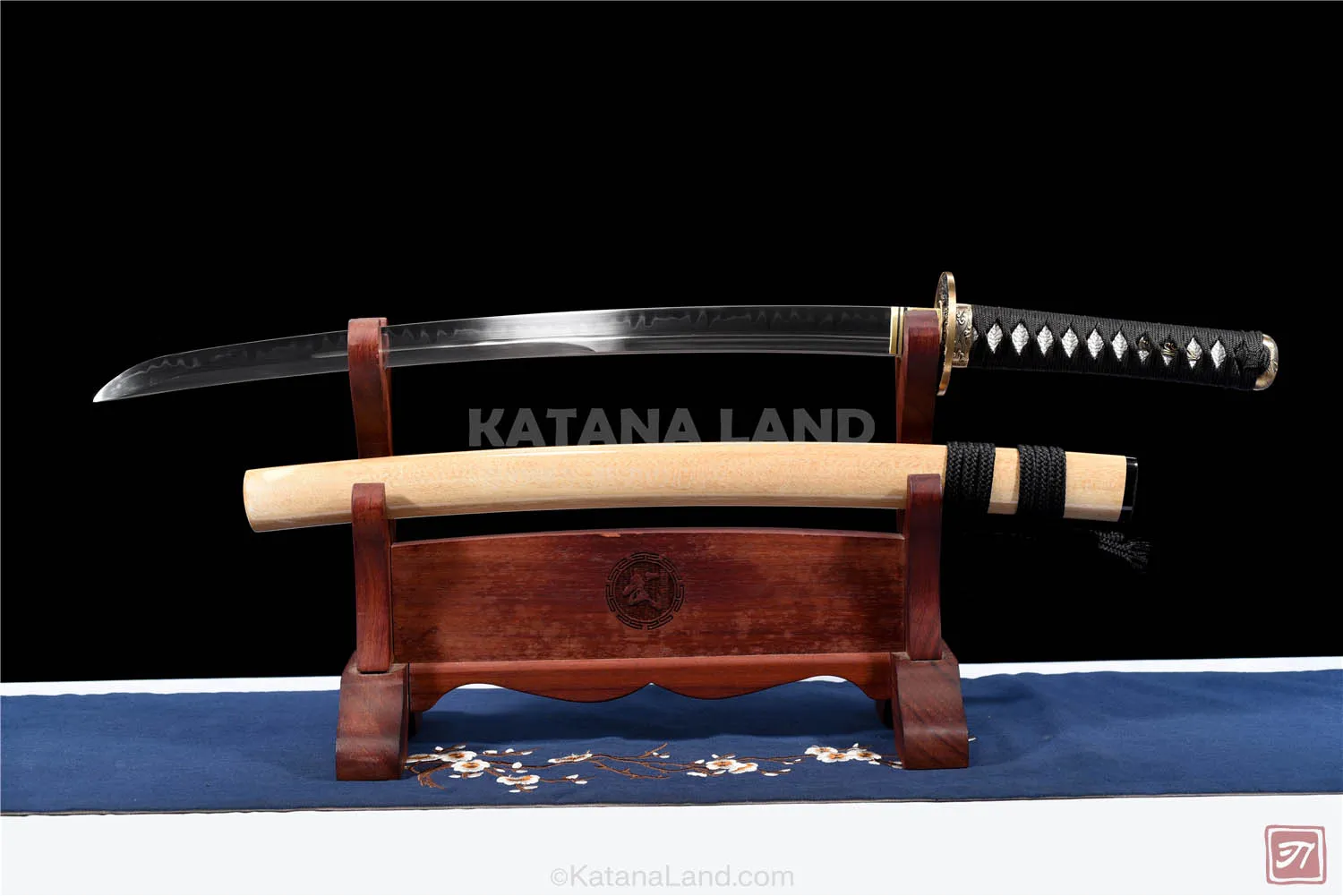 Green samurai katana featuring unique Hamon