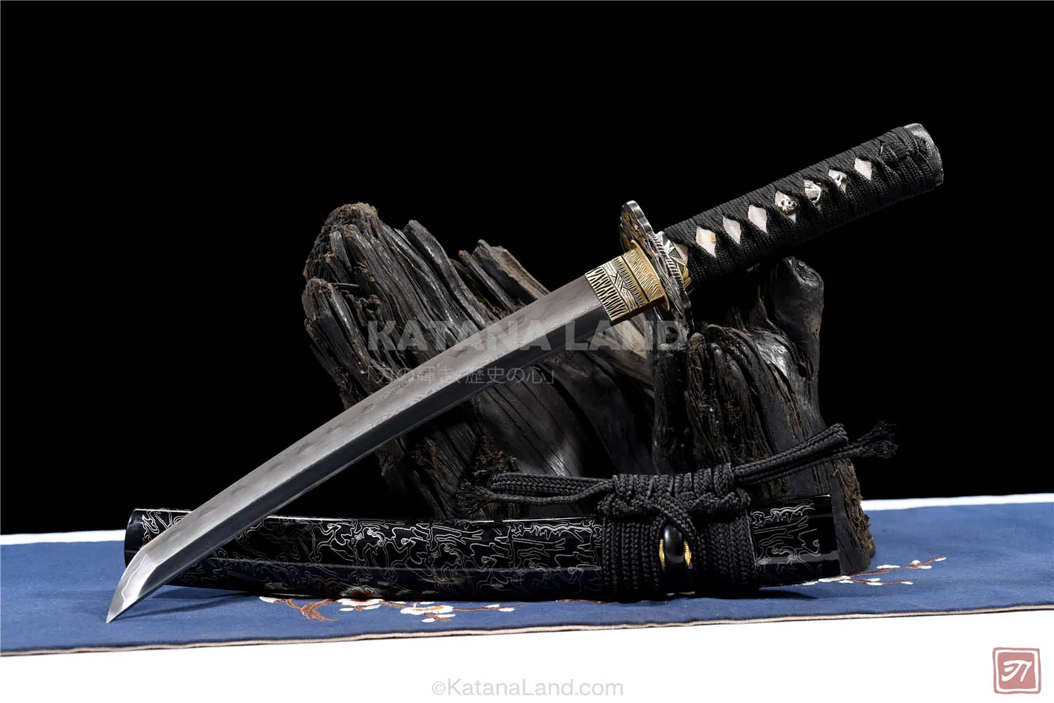 Black samurai katana featuring Hamon