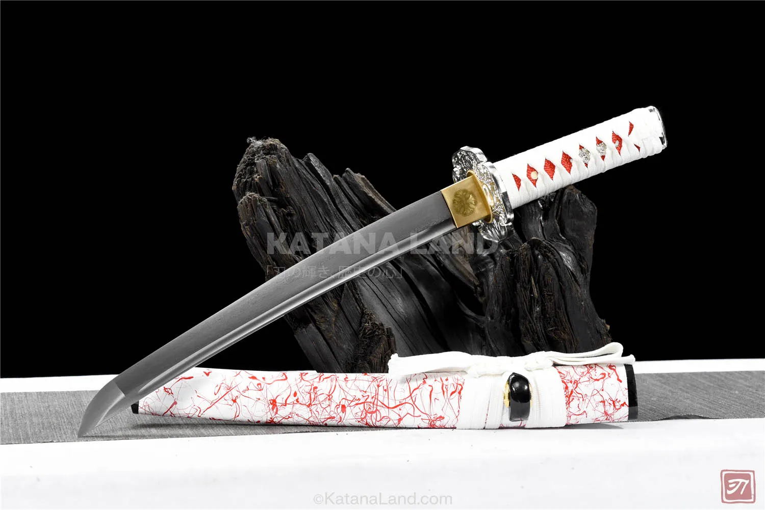 Bronze katana sword featuring BO-HI and Hamon