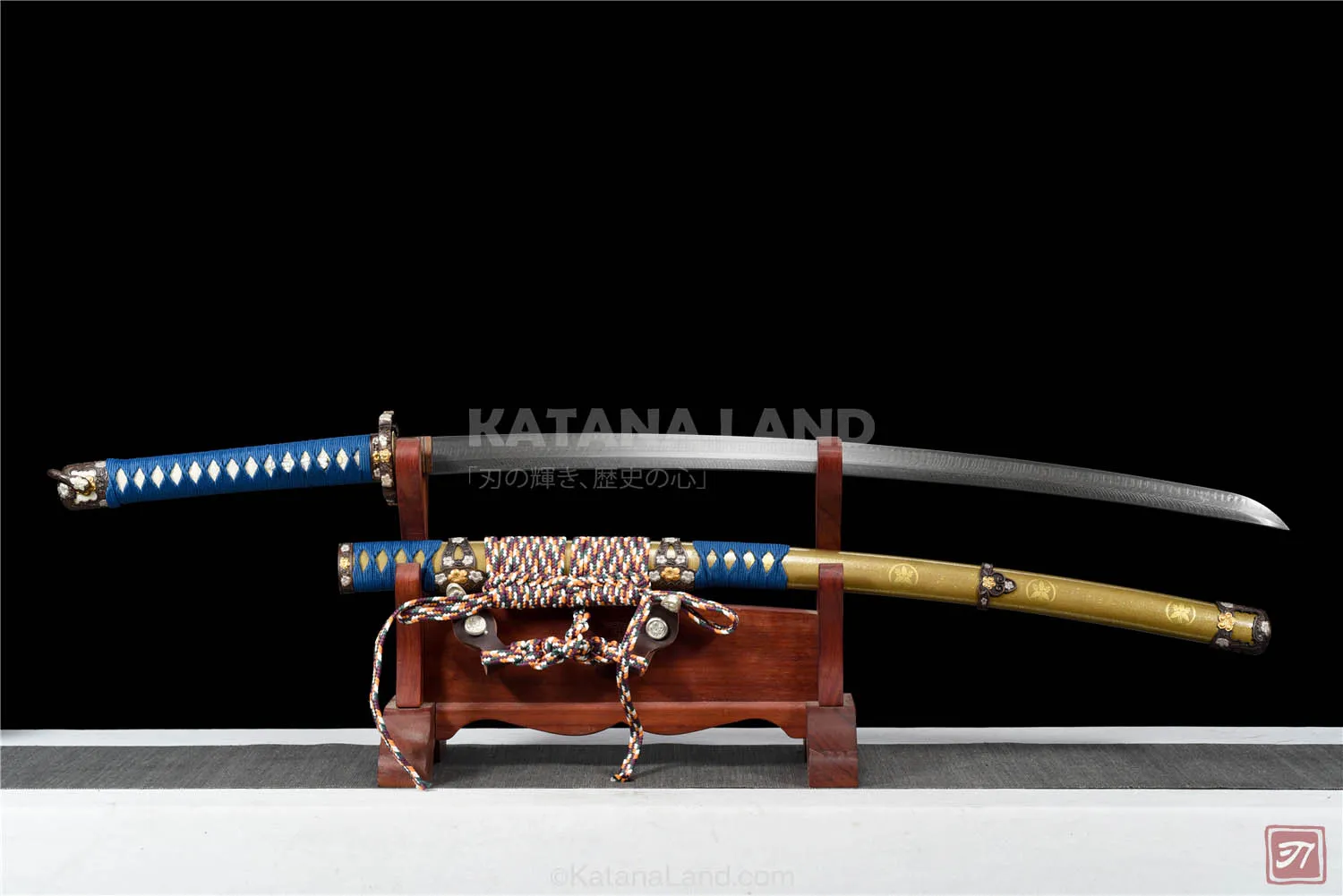 Gold samurai katana featuring Hamon