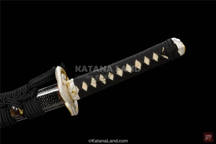 Shirohebi no Kage katana, a blend of tradition and style