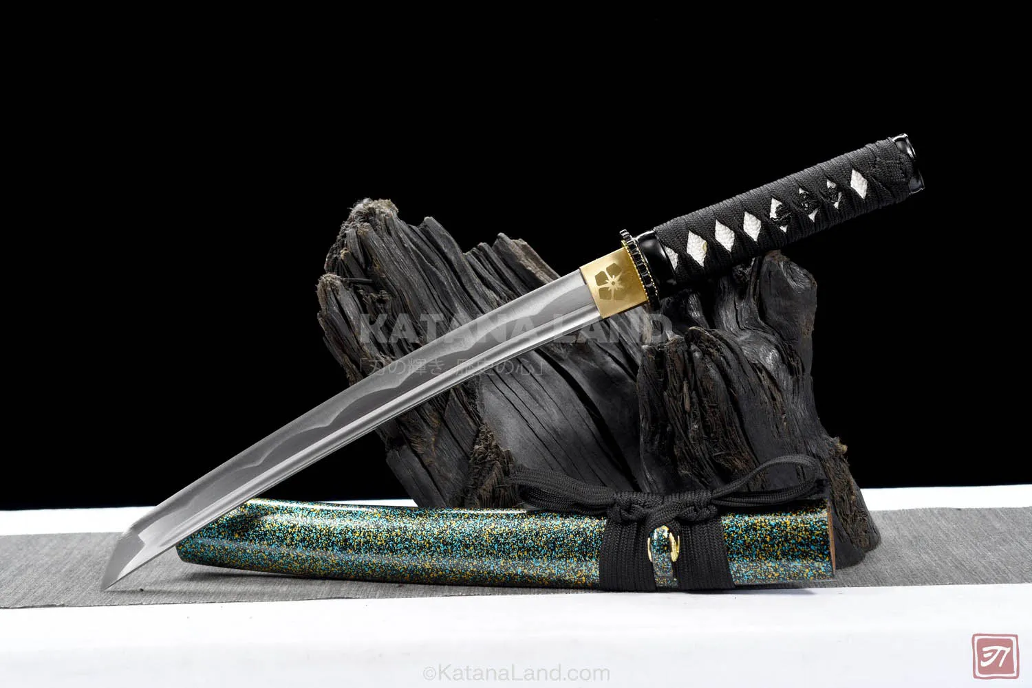 Gray samurai katana featuring BO-HI and Hamon