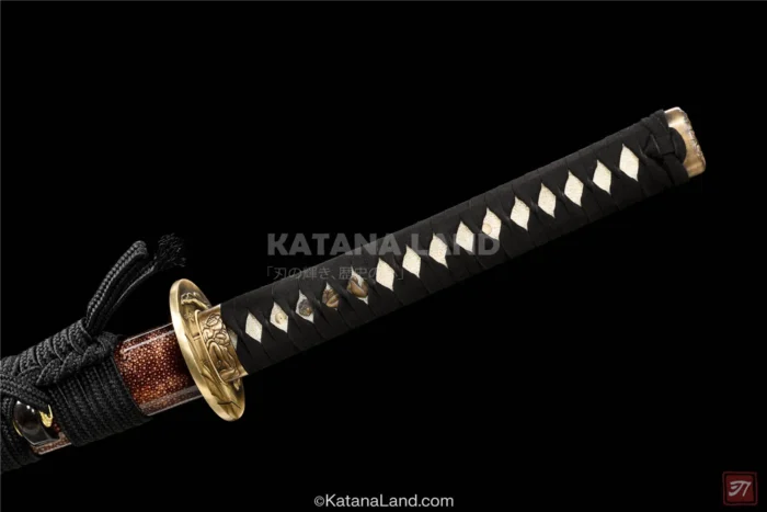 Samarai katana with striking Damascus Steel finish