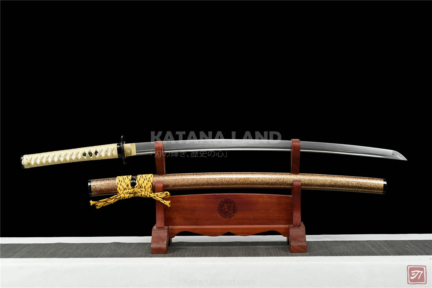 Gold katana sword featuring BO-HI and Hamon